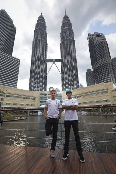 Nico Rosberg e Lewis Hamilton alla vigilia del gran premio si sono rilassati a Kuala Lumpur, improvvisandosi tra l’altro sub e pittori 